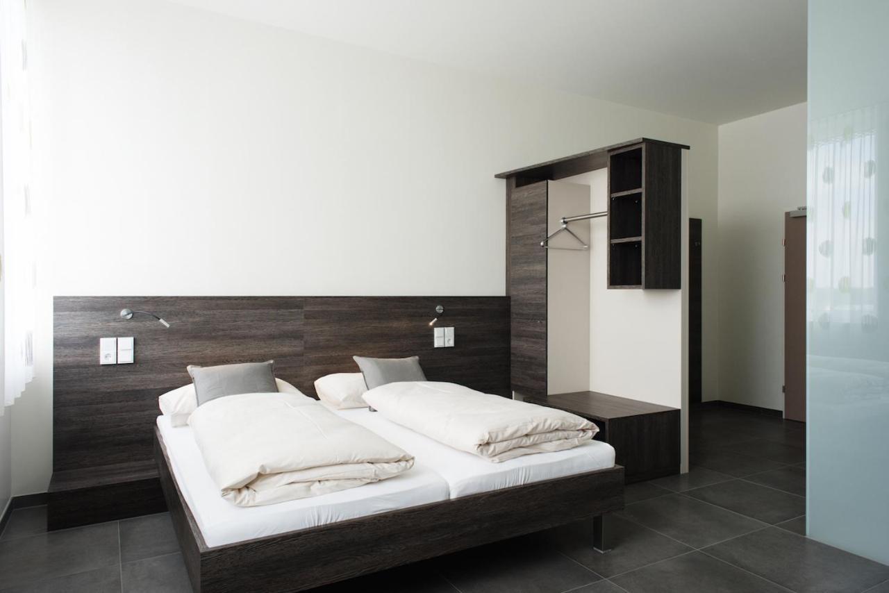 Eee Hotel Траун Экстерьер фото